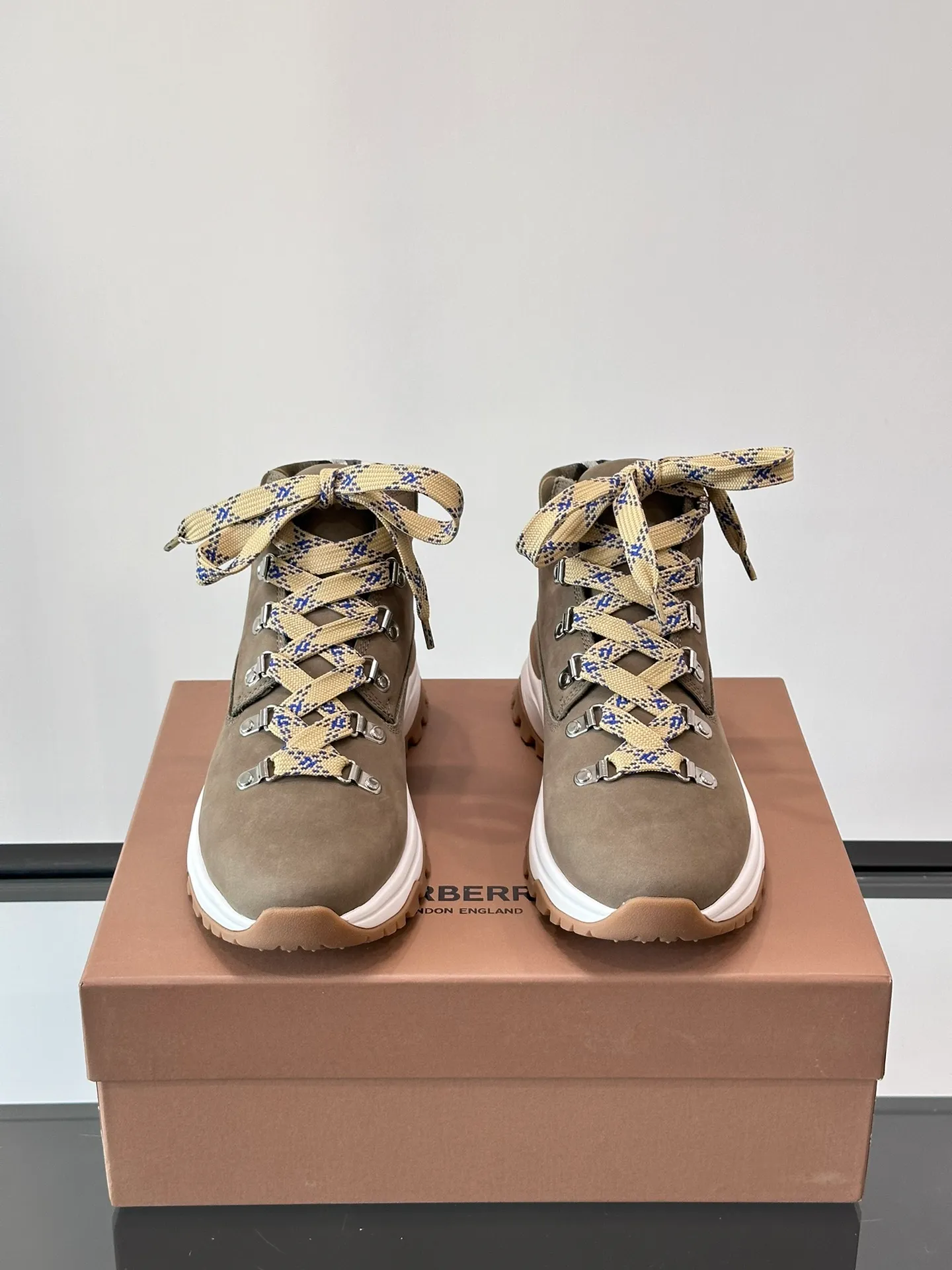Men's shoes 💰800 ◾️▫️Burberry 2024🆕Ss men's classic high-top thick-soled sneakers, made of first-grain cowhide and decorated with the new brand logo. First-layer cowhide foot pads, the heel is decorated with Burberry lettering embossed logo, and the original TPU outsole!  Size: 39-44 (customized at 38.45)